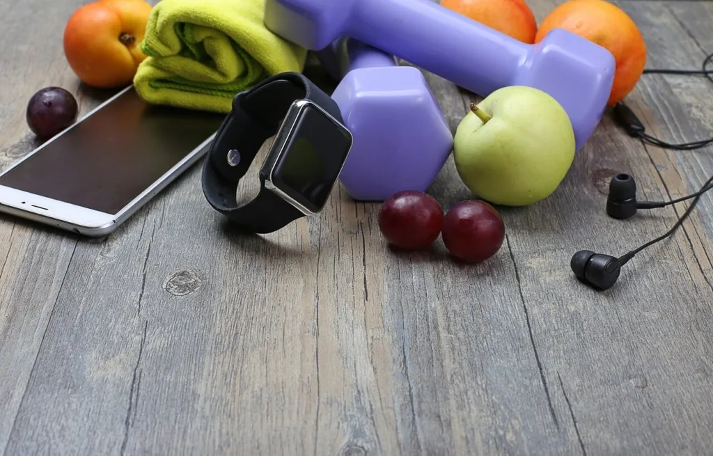 Estilo de vida saludable, pesa de mano, reloj inteligente, frutas