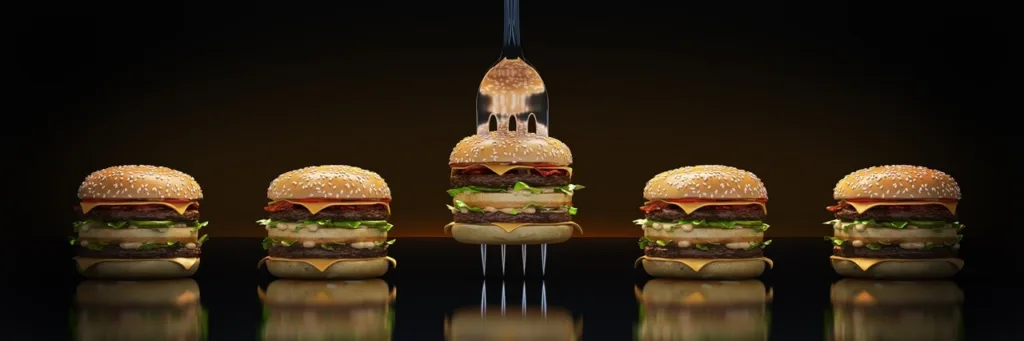 Arcos Dorados Pequeña hamburguesa atrapada en un tenedor. Concepto de nutrición adecuada. Renderización 3D